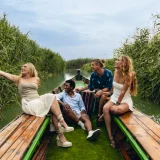 Grupo recorriendo en barca eléctrica el lago de la Albufera
