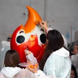 Pintando nintos en el taller fallero